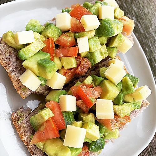 aguacate tomate y queso asturiano